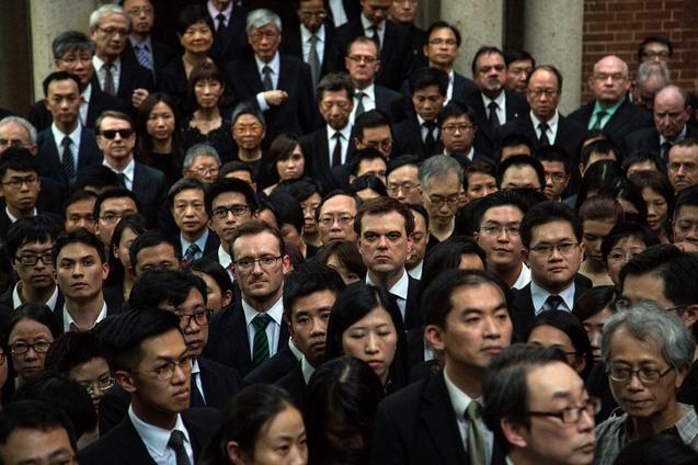 1800 юристов, одетые в чёрное, молча шествовали по Гонконгу в пятницу, 27 июня. Фото: Lam Yik Fei/Getty Images | Epoch Times Россия