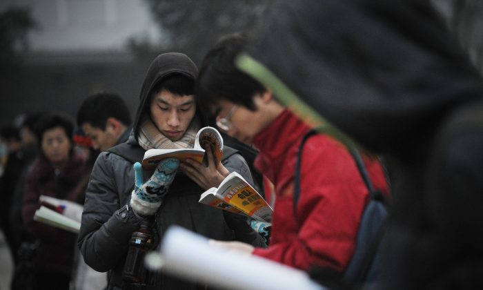 Студенты читают в университете в Пекине 4 января 2014 года. В Китае произошла серия самоубийств в средних школах, так как студенты по всей стране оказались под давлением надвигающегося Гаокао, государственного экзамена. (Ван Чжао / AFP / Getty Images) | Epoch Times Россия
