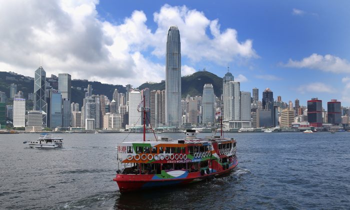 Паром Star Ferry пересекает гавань Гонконга 31 мая 2013 года. Недавние политические изменения заставили многих гонконгцев эмигрировать из этого города в другие страны. (Дэвид Роджерс / Getty Images) | Epoch Times Россия