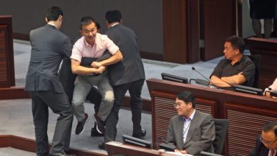 Главу Гонконга обвинили в фальсификации