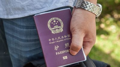 Пекинские чиновники сдали паспорта
