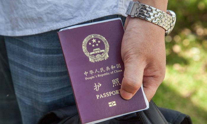 Гражданин Китая имеет китайский паспорт 16 мая 2014 г. (Omar Havana / Getty Images) | Epoch Times Россия