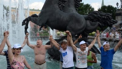 Владимир Жириновский искупался в фонтане на Манежной