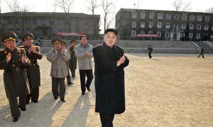 Лидер Северной Кореи Ким Чен Ын инспектирует командование отряда 534 Корейской народной армии (КНА) (KNS / AFP / Getty Images) | Epoch Times Россия