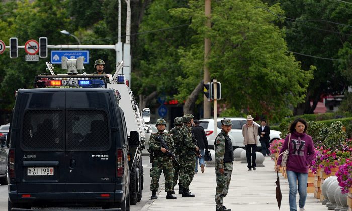 Вооруженные китайские военизированные полицейские охраняют улицу в Урумчи, регион Синьцзян в Китае, 23 мая 2014 г. (Goh Chai Hin / AFP / Getty Images) | Epoch Times Россия