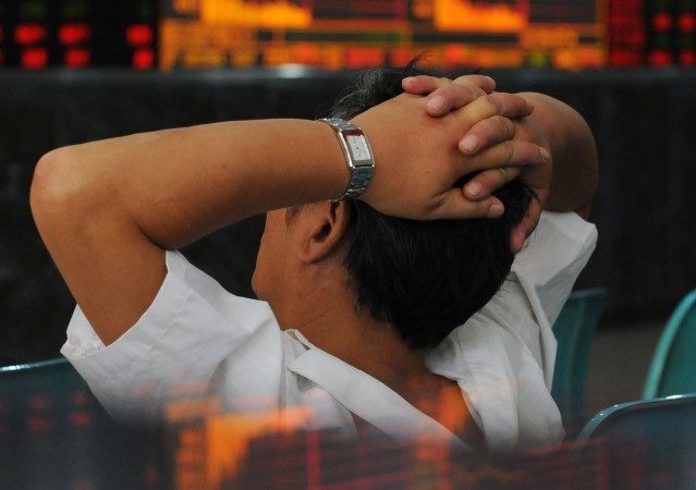 Инвестор смотрит на котировки акций в Ухане, Китай, 16 сентября 2008 года. Фото: China Photos/Getty Images | Epoch Times Россия