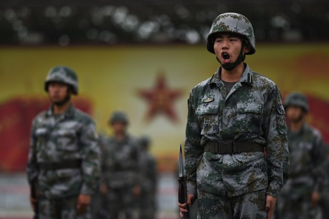 Курсанты Народной освободительной армии Китая тренируются в Пекине 22 июля 2014 года. Китайские военные усиливают изучение коммунистической доктрины в ущерб боевой подготовки. Фото: Greg Baker/AFP/Getty Images | Epoch Times Россия