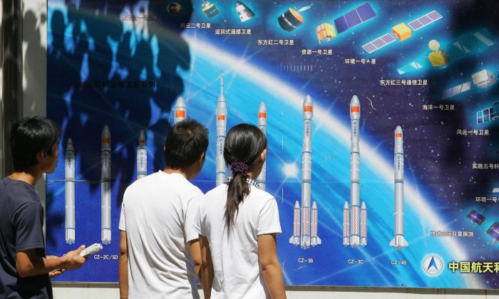 Китайские ракеты и космические программы в парке Пекина. Фото: Фредерик Дж. Браун / AFP / Getty Images) | Epoch Times Россия