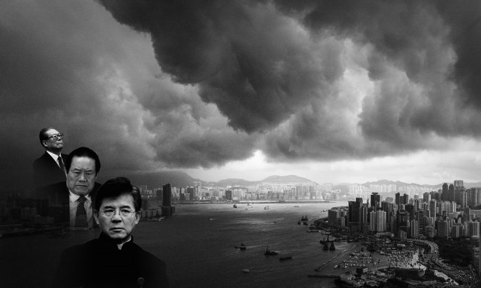 Бывший лидер партии Цзян Цзэминь и двое сторонников. На переднем плане слева направо: Цзян, Чжоу Юнкан и Ло Хун-Шуй. На заднем плане облака накапливаются над гаванью Виктория перед штормом в Гонконге 30 апреля 2013 г. (Philippe Lopez / AFP / Getty Images) | Epoch Times Россия