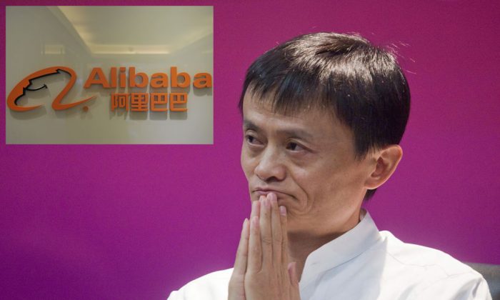 Джек Ма позирует перед логотипом Alibaba.com возле своего офиса в Гонконге 22 февраля 2012 г. (Aaron Tam / AFP / Getty Images) | Epoch Times Россия