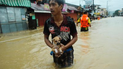 Тысячи жителей эвакуированы из-за наводнения на Филиппинах