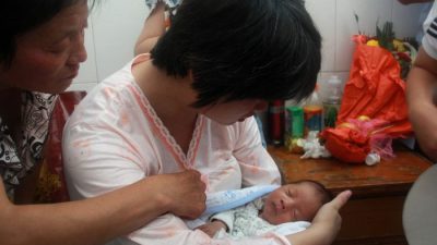 За продажу новорождённых в Китае арестовали медсестру