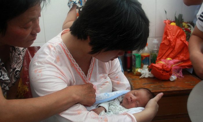 Женщине вернули новорожденного ребенка, который был продан врачом, Фото: STR / AFP / Getty Images | Epoch Times Россия