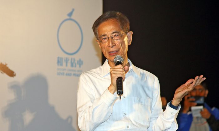 Председатель-основатель Демократической партии Мартин Ли Чу-мин призывает жителей Гонконга не терять надежду и бороться за демократию во время митинга, проведенного вечером 31 августа 2014 г. (Poon / Epoch Times) | Epoch Times Россия