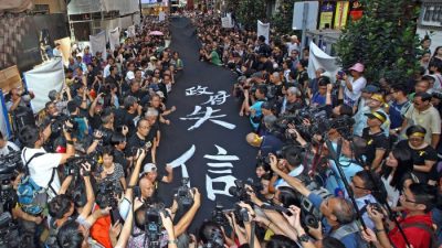 В Гонконге прошёл «чёрный марш» в поддержку всеобщего избирательного права