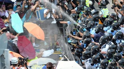 Протестующие Гонконга выступают против власти компартии