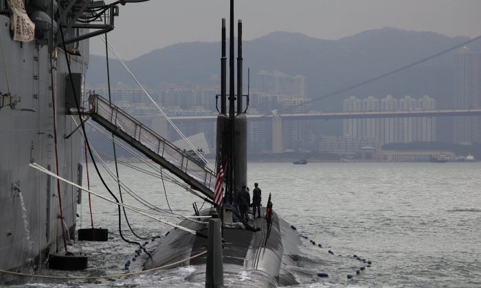 Быстрая ударная подводная лодка типа «Лос-Анджелес» USS Hampton (C) стоит на якоре рядом с тендером для подводных лодок USS Frank Cable (L) во время визита в Гонконг 17 мая 2011 года. Китай изучает и развертывает системы для борьбы с американскими подводными лодками. (Винсент Ю / AFP / Getty Images) | Epoch Times Россия