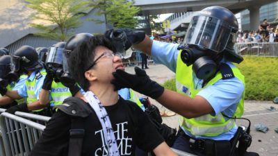 Гонконгские полицейские извиняются за свои действия против протестующих