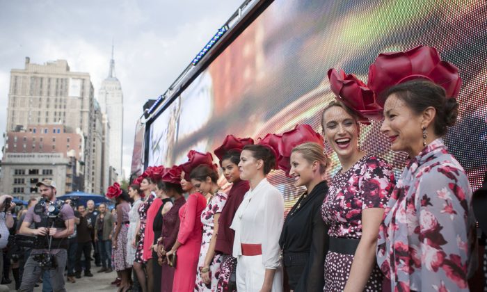 Модели демонстрируют вторую осеннюю коллекцию Евы Мендес в Flatiron Plaza на Манхэттене, Нью-Йорк, 16 сентября 2014 г. Фото: Samira Bouaou / Epoch Times | Epoch Times Россия