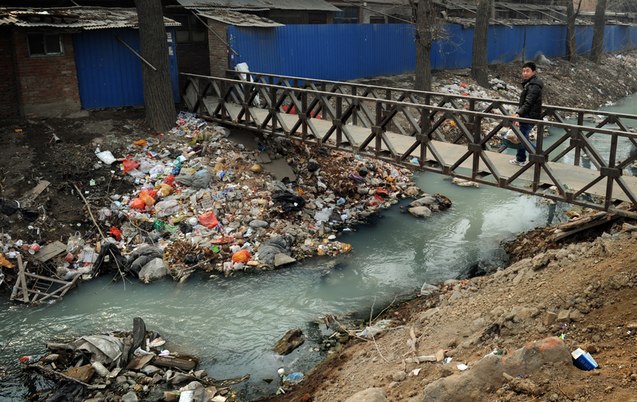 Только в 8% китайских деревень утилизируются отходы. Фото: MARK RALSTON/AFP/Getty Images | Epoch Times Россия