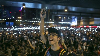 Обеспокоенный Гонконг встречает насилие с состраданием