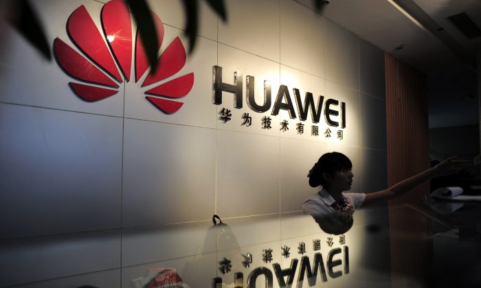 Секретарь в офисе китайской телекоммуникационной компании Huawei в городе Ухань, Китай, 8 октября 2012 г. (STR / AFP / Getty Images) | Epoch Times Россия
