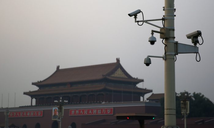 Камеры видеонаблюдения перед воротами Тяньаньмэнь 8 ноября 2013 года в Пекине, Китай. Благодаря программе Big Intelligence стоимостью 3,26 миллиарда долларов США подобные камеры стали повсеместными в больших городах Китая. (Фэн Ли / Getty Images) | Epoch Times Россия