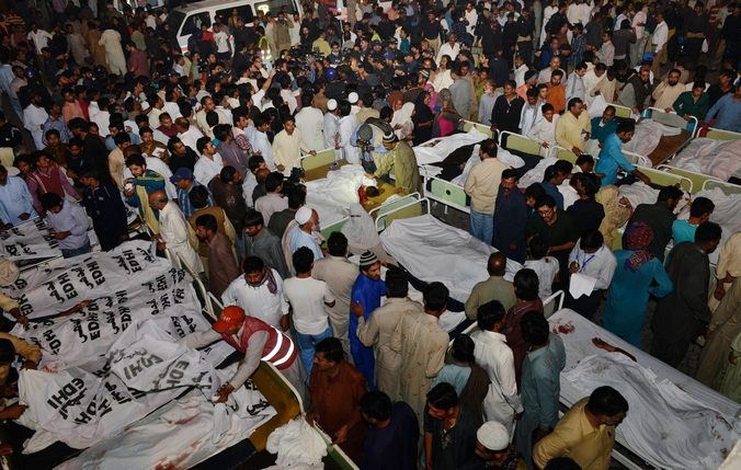 Люди ищут родственников среди жертв теракта, произошедшего на границе Индии и Пакистана после торжественной церемонии спуска флагов двух стран, 2 ноября, 2014 год. Фото: Arif Ali/AFP/Getty Images | Epoch Times Россия