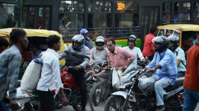 Индийская полиция борется с нарушениями на дорогах при помощи смартфонов