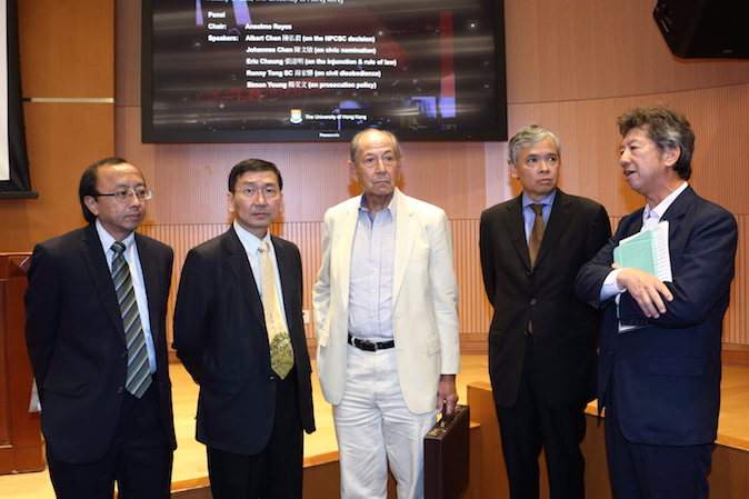 Члены юридического сообщества Гонконга общаются в Гонконгском университете на форуме «Зонтичное движение: верховенство закона в действии» в среду, 12 ноября 2014 года. Фото: Choi Man Man/Epoch Times | Epoch Times Россия