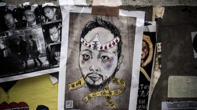 Семь гонконгских полицейских арестованы за избиение протестующего