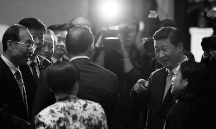 Си Цзиньпин (справа) представляет премьер-министра Австралии Тони Эбботта (в кадре сзади) китайским официальным лицам 19 ноября в Сиднее, Австралия. Китайский режим обхаживает островные государства недалеко от Австралии в новом наступлении очарования. (Джейсон Рид / Getty Images) | Epoch Times Россия