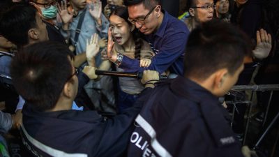 Гонконгские полицейские не пустили людей в магазины