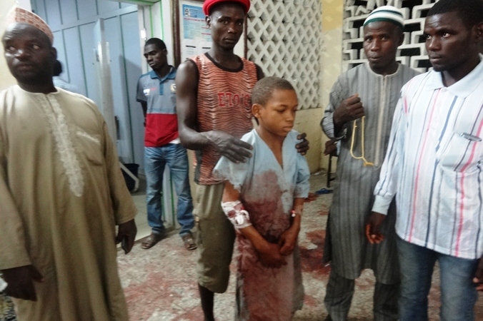 Пострадавшие от взрыва у мечети нигерийского города Кано доставлены на скорой помощи в больницу, Нигерия, 28 ноября, 2014 год. Фото: AMINU ABUBAKAR/AFP/Getty Images | Epoch Times Россия