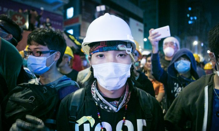Протестующий в защитном снаряжении стоит на переднем крае столкновения протестующих с полицией в Монг-Коке, Гонконг, 5 ноября 2014 г. (Бенджамин Честин / Epoch Times) | Epoch Times Россия