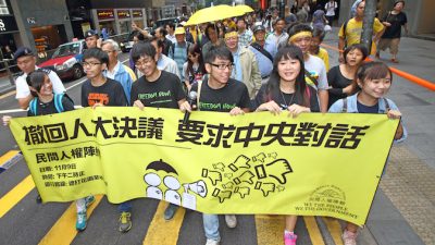 Протестующие в Гонконге провели марш «Жёлтая лента»