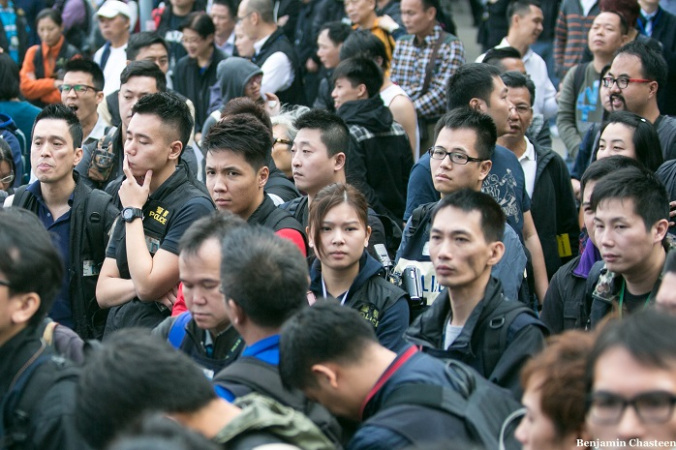 Протестующие собираются возле башни Citic в Адмиралтейском районе Гонконга 18 ноября 2014 года. Полиция заявила, что начнёт очищать площадь, выполняя постановление суда. Фото: Benjamin Chasteen/Epoch Times | Epoch Times Россия