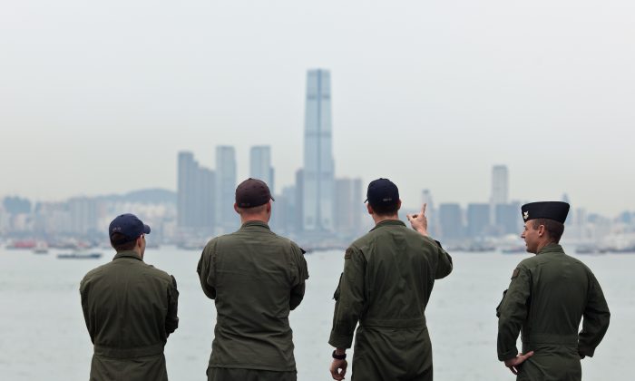 военно-морского флота США Макин Айленд смотрит на здание ICC (C) в Гонконге 20 августа 2014 года. Майкл Пиллсбери, главный советник Пентагона, говорит, что США необходимо пересмотреть свой анализ по Китаю. (Энтони Уоллес / AFP / Getty Images) | Epoch Times Россия
