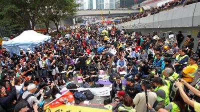 В Гонконге приступили к зачистке главного лагеря протестующих