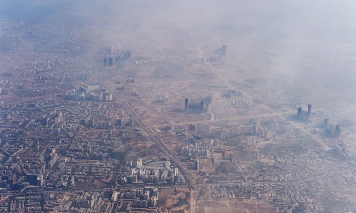 Смог окутывает здания на окраине столицы Индии Нью-Дели 25 ноября 2014 г. (Роберто Шмидт / AFP / Getty Images) | Epoch Times Россия