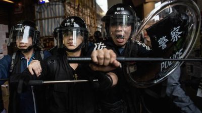 Почему полицейские Гонконга били протестующих?