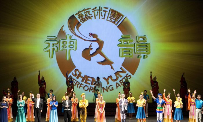 Актерский состав Shen Yun Performing Arts выходит на занавес в Национальном центре искусств Оттавы 3 января 2014 года. 27 декабря Shen Yun начнет канадский этап своего глобального турне, выступая в восьми городах по всей стране. (Эван Нин / Великая Эпоха) | Epoch Times Россия