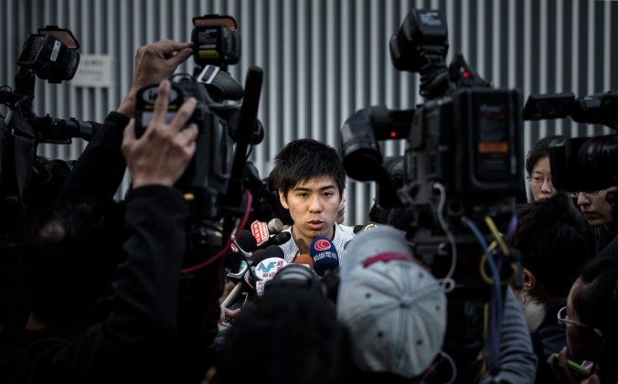 Лестер Шум, один из лидеров Федерации студентов, беседует с представителями СМИ у здания правительства в Гонконге 6 января 2015 г. (Philippe Lopez / AFP / Getty Images) | Epoch Times Россия