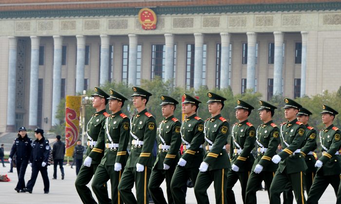 На этой фотографии марш военизированной полиции по площади Тяньаньмэнь в Пекине 7 ноября 2012 г. (Mark Ralston / AFP / Getty Images) | Epoch Times Россия