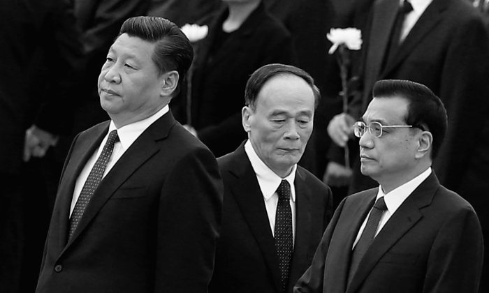 Генеральный секретарь Коммунистической партии Си Цзиньпин (слева), премьер-министр Ли Кэцян (справа) и начальник дисциплинарного ведомства Ван Цишань (справа) в Пекине, 30 сентября 2014 г. Все большее число китайских чиновников погибло по «неестественным причинам», включая самоубийство, поскольку Си Цзиньпин пришел к власти в конце 2012 года (Feng Li / Getty Images) | Epoch Times Россия