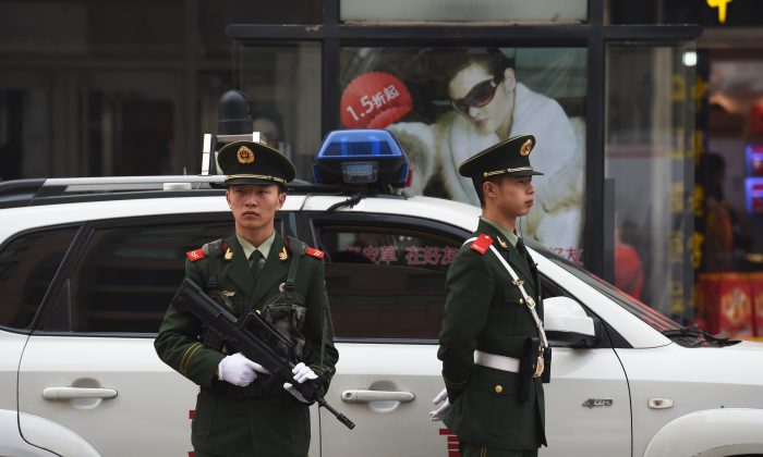 Офицеры китайской военизированной полиции стоят на страже в Пекине 24 октября 2014 г. (Greg Baker / AFP / Getty Images) | Epoch Times Россия