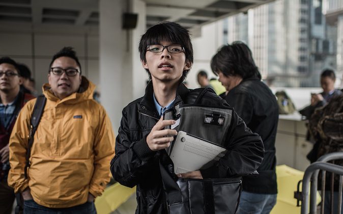 Студенческий активист из Гонконга Джошуа Вонг (в центре) на снимке возле Высокого суда в Гонконге 8 января 2015 г. (Philippe Lopez / AFP / Getty Images) | Epoch Times Россия