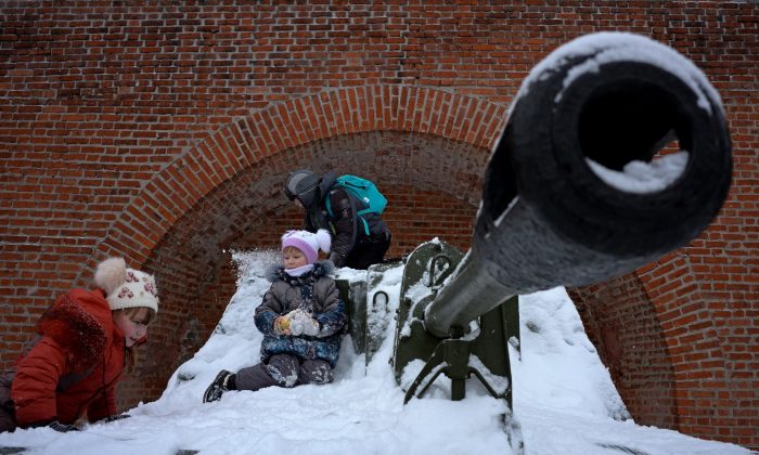 Дети играют в снегу на самоходном танке СУ-76 в местном военном музее в Нижнем Новгороде, примерно в 270 милях от Москвы, 11 января 2015 г. (Кирилл Кудрявцев / AFP / Getty Images) | Epoch Times Россия