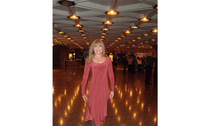 Бывшая украинская танцовщица Беверли Энн Базовски на премьере Shen Yun Performing Arts в Национальном центре искусств Оттавы в пятницу, 2 января 2014 г. (Мадалина Хуберт / Epoch Times) | Epoch Times Россия
