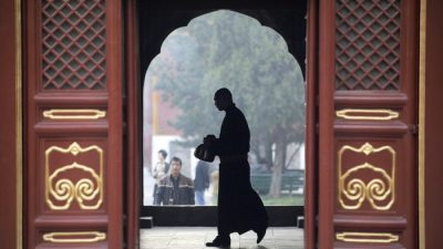 Члены компартии Китая обращаются к монахам за советами